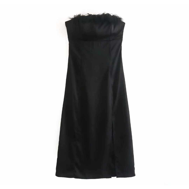 Czarna sukienka midi z ozdobnymi piórami