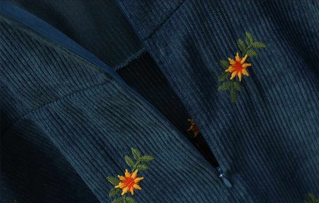 Rozkloszowana sztruksowa sukienka midi - obrazek 5