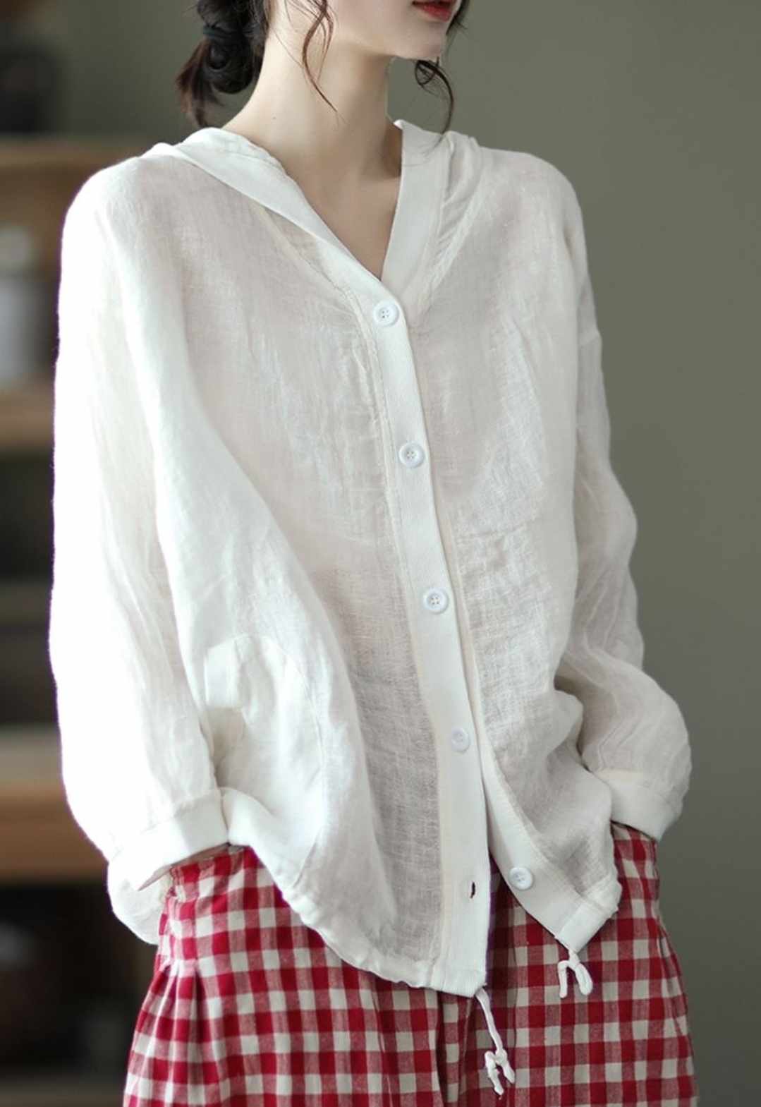 Damska lniana bluzka biała z kapturem - obrazek 3