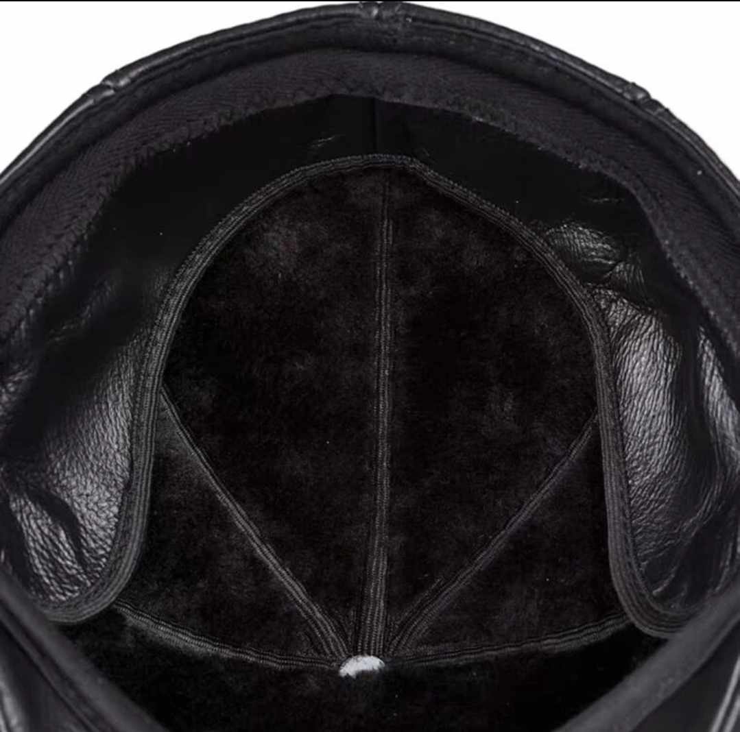 Ocieplana czapka z daszkiem czarna z nausznikami - obrazek 3