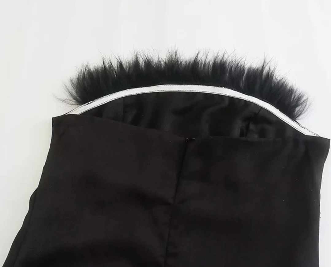 Czarna sukienka midi z ozdobnymi piórami - obrazek 5