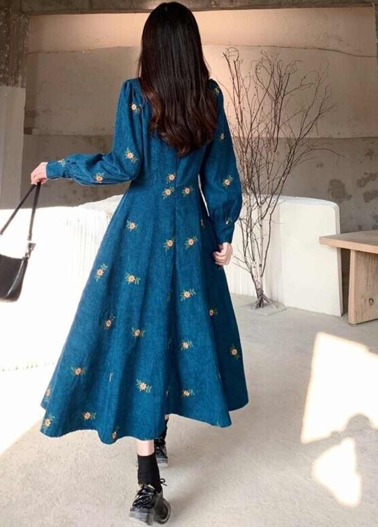 Rozkloszowana sztruksowa sukienka midi - obrazek 6