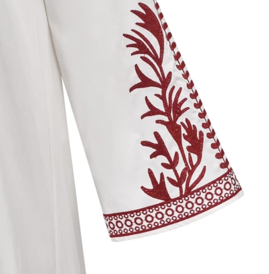 Sukienka biała boho z bordowym haftem - obrazek 5